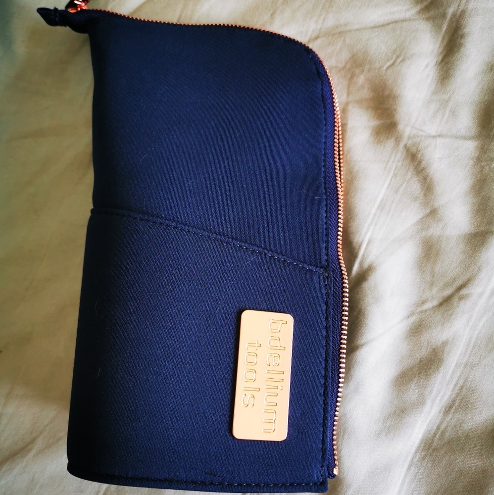 Bdellium stand-up makeup brush pouch